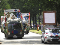 907304 Afbeelding van enkele auto's uit de reclamekaravaan met daarop Carrefour-reclame op de Brailledreef, na de start ...